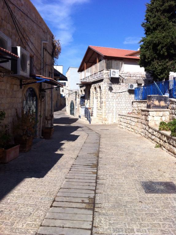 Off The Square Hotel Safed Bagian luar foto