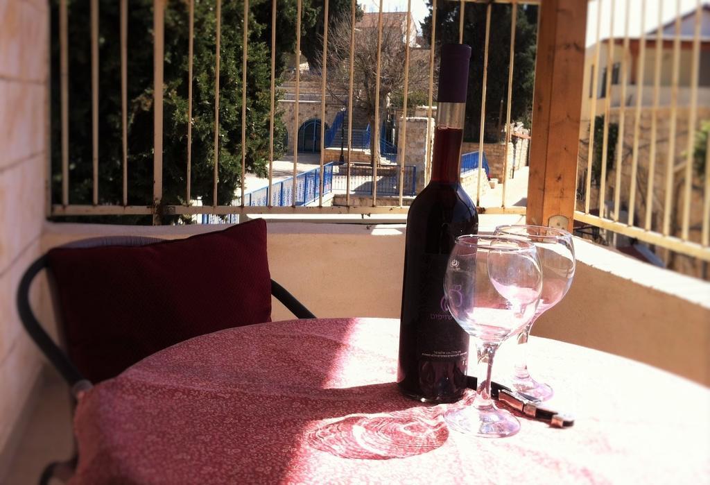 Off The Square Hotel Safed Bagian luar foto